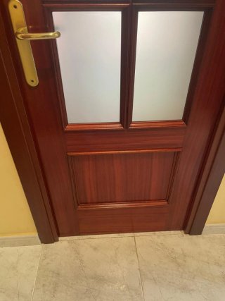 Puerta de madera con cristal