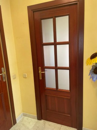 Puerta de madera con cristal