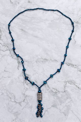 Collar azul brillante con colgante