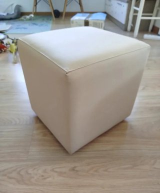 Pouf beige in pelle sintetica