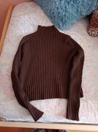 Jersey marrón cuello alto acanalado