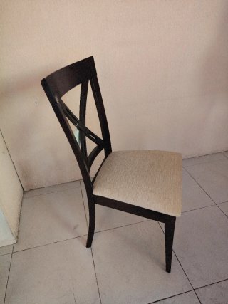 Silla de madera lacada en negro