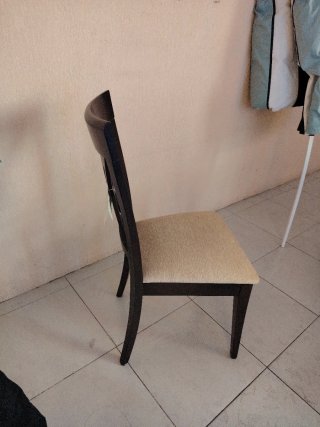 Silla de madera lacada en negro