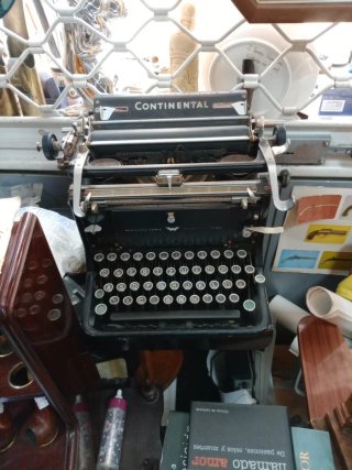 Máquina de escribir antigua Continental