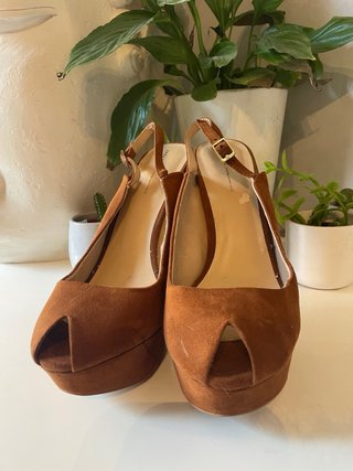 Zapato Zara tacón camel ante peep toe