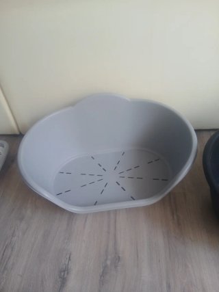 Cama para perro de plástico gris