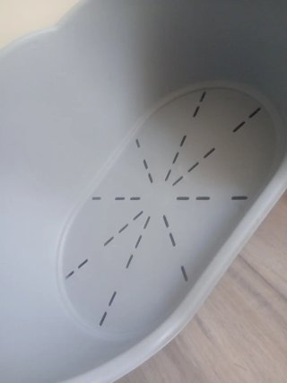 Cama para perro de plástico gris