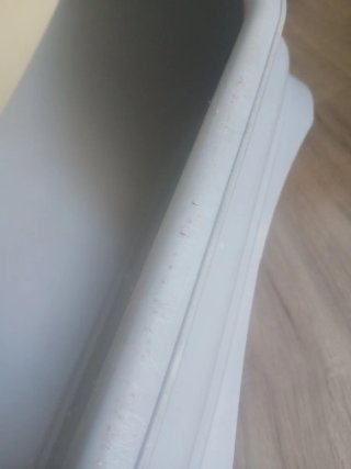 Cama para perro de plástico gris