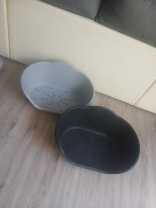 Cama para perro de plástico gris