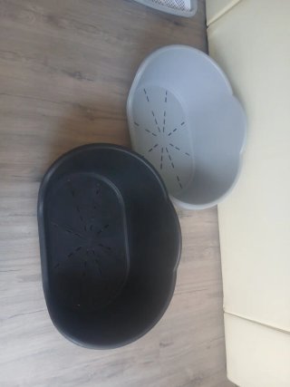 Cama para perro de plástico gris