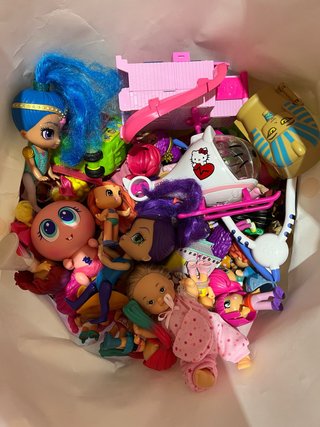 Bolsa de muñecas y juguetes variados