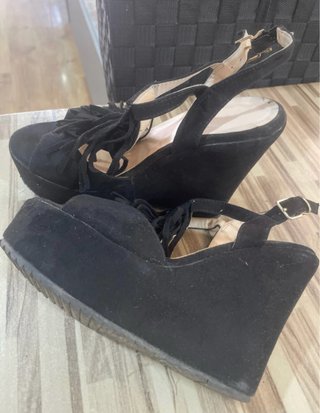 Zapatos de cuña negros con flecos