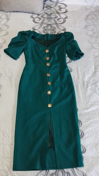 Vestido verde con botones dorados
