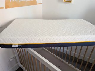 Cuna de Bebé con Colchón y Protector como nueva