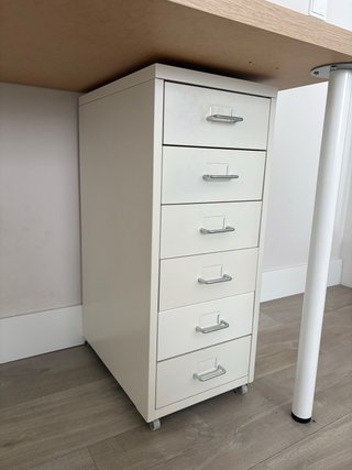 Mesa de escritorio Ikea con cajonera.