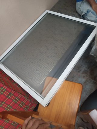 Ventana con persiana blanca
