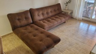 Sofá cama marrón con chaise longue