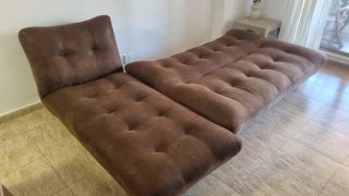 Sofá cama marrón con chaise longue