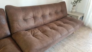 Sofá cama marrón con chaise longue