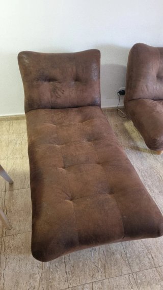 Sofá cama marrón con chaise longue
