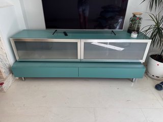 Mueble de TV en color turquesa