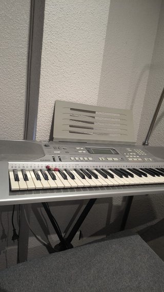 Piano Casio con respaldo
