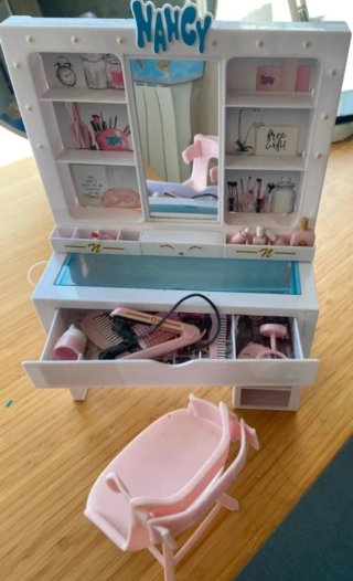 Set de 2 Muñecas Nancy con Accesorios y tocador