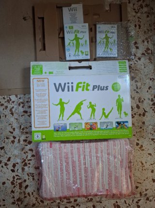 Nintendo Wii Fit Plus Juego y Balanza