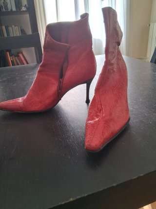Botines rojos piel labrada tacón alto talla 40