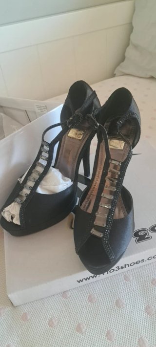 Zapatos de tacón negros con pedrería