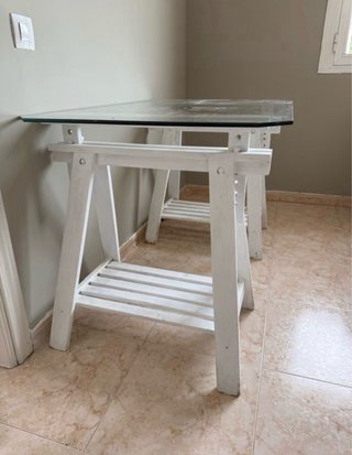 Mesa con Tablero de Cristal y Patas de Madera