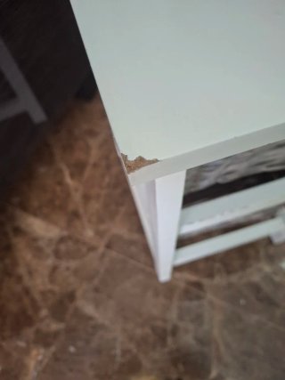 Mueble auxiliar blanco con cestas