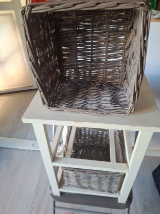 Mueble auxiliar blanco con cestas