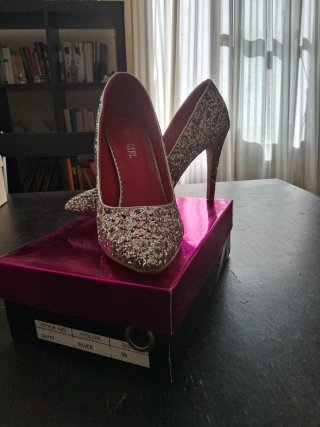 Zapatos de tacón plateados con purpurina talla 39