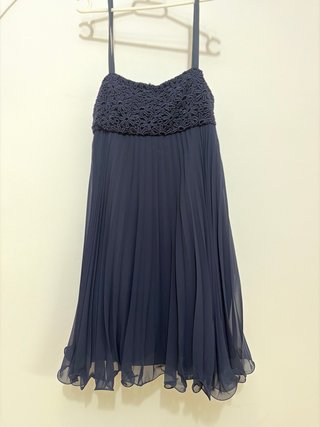 Vestido de fiesta azul con encaje y plisado