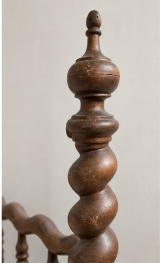 Cabecero antiguo de madera maciza
