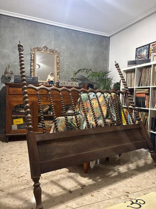 Cabecero antiguo de madera maciza