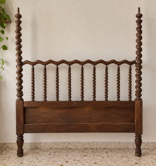 Cabecero antiguo de madera maciza