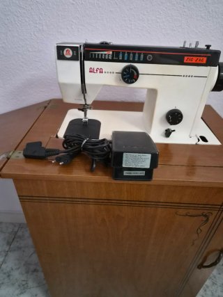 Máquina de coser Alfa con mueble