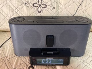 Base de Altavoces con Radio Reloj Sony