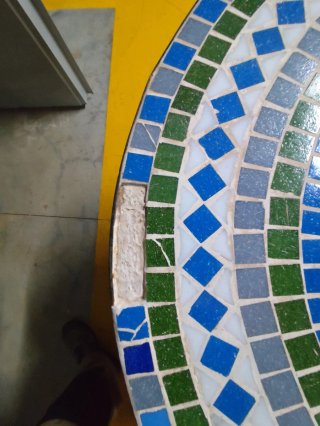 Mesa redonda mosaico azul y verde