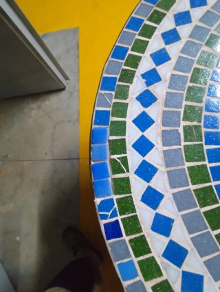 Mesa redonda mosaico azul y verde