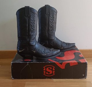 Botas Sendra Negras de piel resistente.
