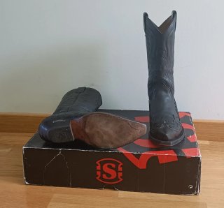 Botas Sendra Negras de piel resistente.