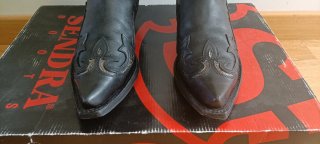 Botas Sendra Negras de piel resistente.