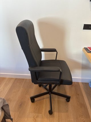 Silla de oficina negra