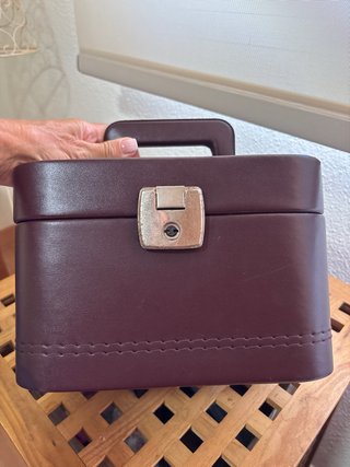 Neceser Vintage piel Granate  con Cierre Plateado