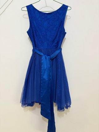 Vestido de fiesta azul con encaje y lazo