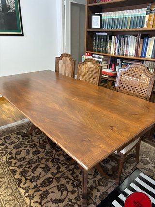 Mesa de comedor de nogal macizo de unos 100 años