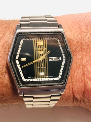 Reloj Seiko 5 Hexagonal Negro y Oro Automático
